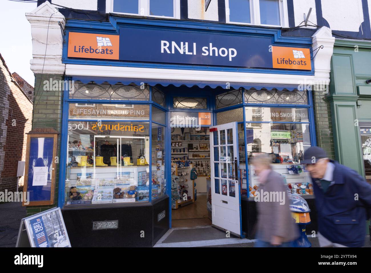 UK Charity Shop - un magasin de charité RNLI, Royal National Lifeboat institution, extérieur et panneau, collecte de fonds pour les bateaux de sauvetage, Sheringham Norfolk UK Banque D'Images
