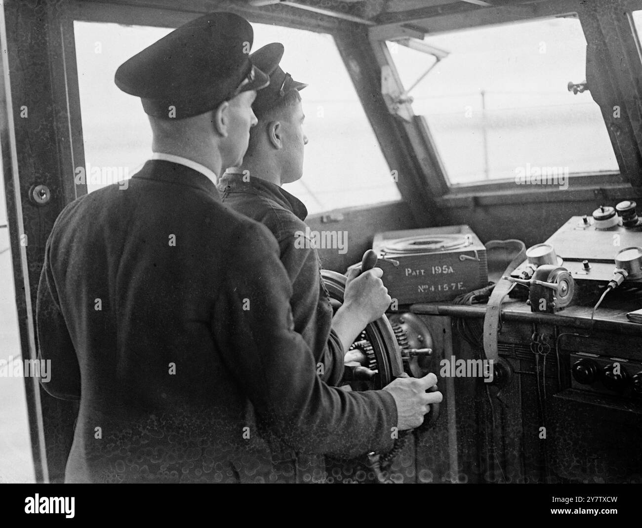 L'ÉTABLISSEMENT DE LA MARINE CÔTIÈRE UTILISÉ POUR FORMER LES MARINS MARCHANDS dans le seul établissement de la Royal Navy pour les marins marchands HMS Gordon qui prend la forme de bâtiments de randonnée sur terre ferme, avec un quai, les hommes de 19 à 41 sont mis sous discipline navale avec des uniformes de marine et enseignés à la marine avant même de monter à bord d'un navire. Ce sont des hommes qui, lors de leur enregistrement, ont exprimé leur préférence pour la Marine et ont été affectés au service marchand. Pratiquement toute l'instruction dans cet établissement de terre pour les marins marchands, comme apprendre à tirer, épisser, diriger un navire et lire une boussole, est carri Banque D'Images