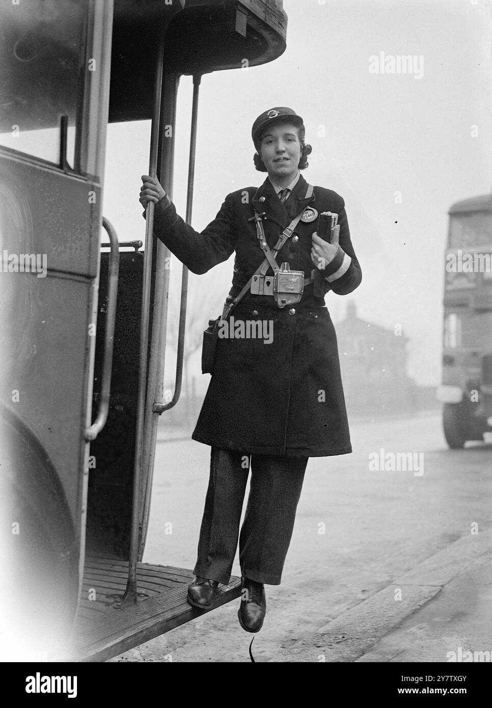 ATHLÈTE OLYMPIQUE FEMME EN TANT QUE conductrice de BUS LONDONIEN Mme George oliver, anciennement Miss Nellie Carrington de l'Essex Ladies Athletic Club, fait maintenant du travail de guerre en tant que conductrice de bus londonien. Mme Oliver a participé aux épreuves de saut en longueur et de saut en hauteur aux Jeux Olympiques tenus à Berlin en 1936, et a rencontré Hitler et plusieurs autres dirigeants nazis. Mme Oliver a également été championne de High Jump de l'Essex Ladies AC en 1933, 1934, 1937 et 1938. Photos : Mme George Oliver (Nellie Carrington) sort son bus pour une période de service d'un garage de l'est de Londres. 1941 Banque D'Images