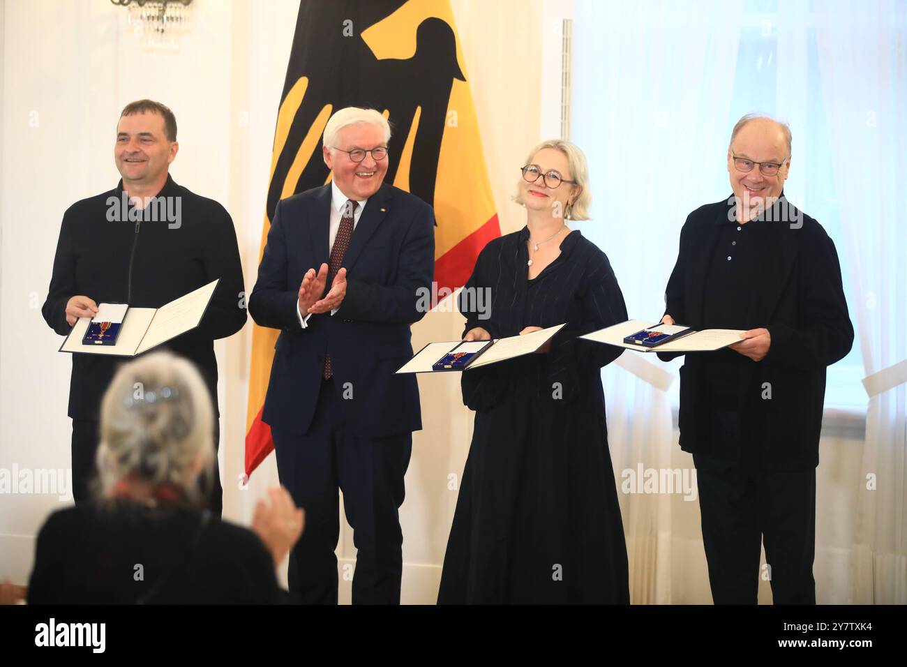 Ordensverleihung zum Tag der Deutschen Einheit Berlin, 01.10.2024 Bundespräsident Frank-Walter Steinmeier zeichnet AM 1. Oktober in Schloss Bellevue 28 Bürgerinnen und Bürger zum Tag der Deutschen Einheit mit dem Verdienstorden der Bundesrepublik Deutschland aus. Der Bundespräsiden erhrt Uwe Ahrendt, Judith Borowski und Roland Schwertner, Glashütte/Sachsen Nomos Glashütte gilt als eine ganz besondere Deutsch-deutsche Erfolgsgeschichte . Die Uhrenmanufaktur War nach dem Fall der Mauer das erste Unternehmen in Glashütte, das neu gegründet wurde und zwar noch zu DDR-Zeiten am 1. Januar 1990. berl Banque D'Images