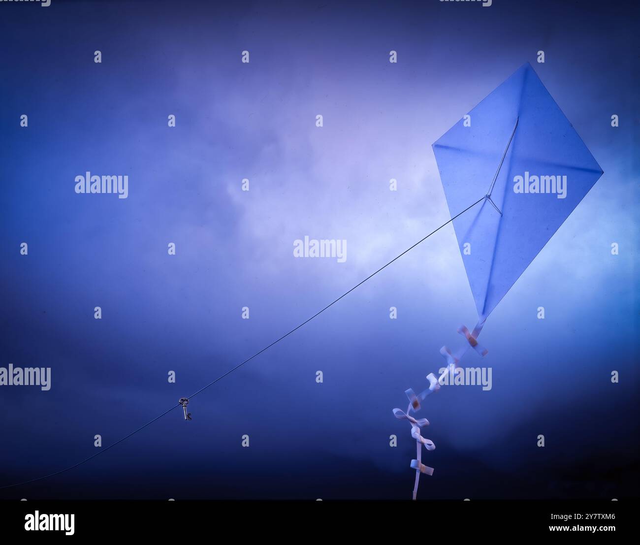 Ciel bleu, cerf-volant volant. Banque D'Images