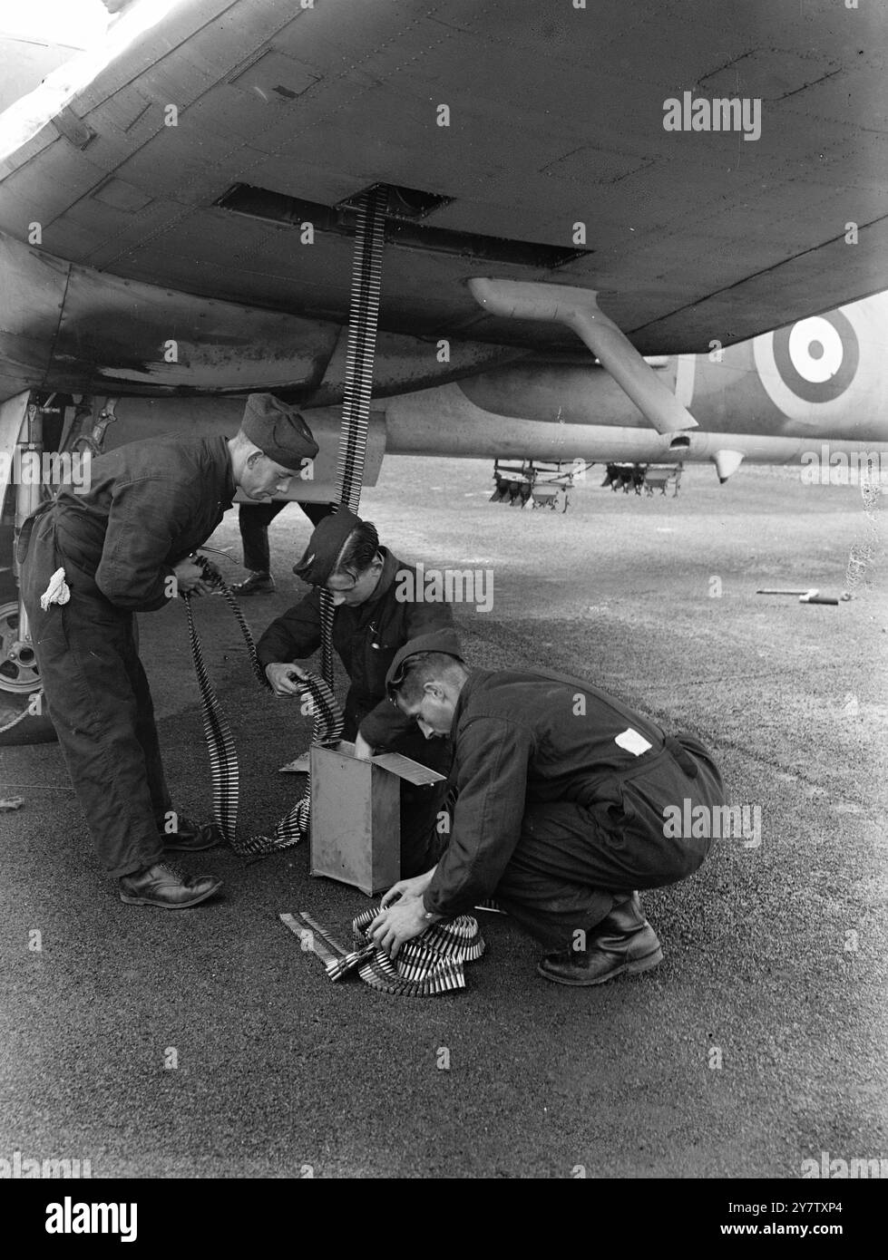 La photo montre : chargement de munitions de mitrailleuse dans l'aile de l'un des avions. 16 août 1941 Banque D'Images