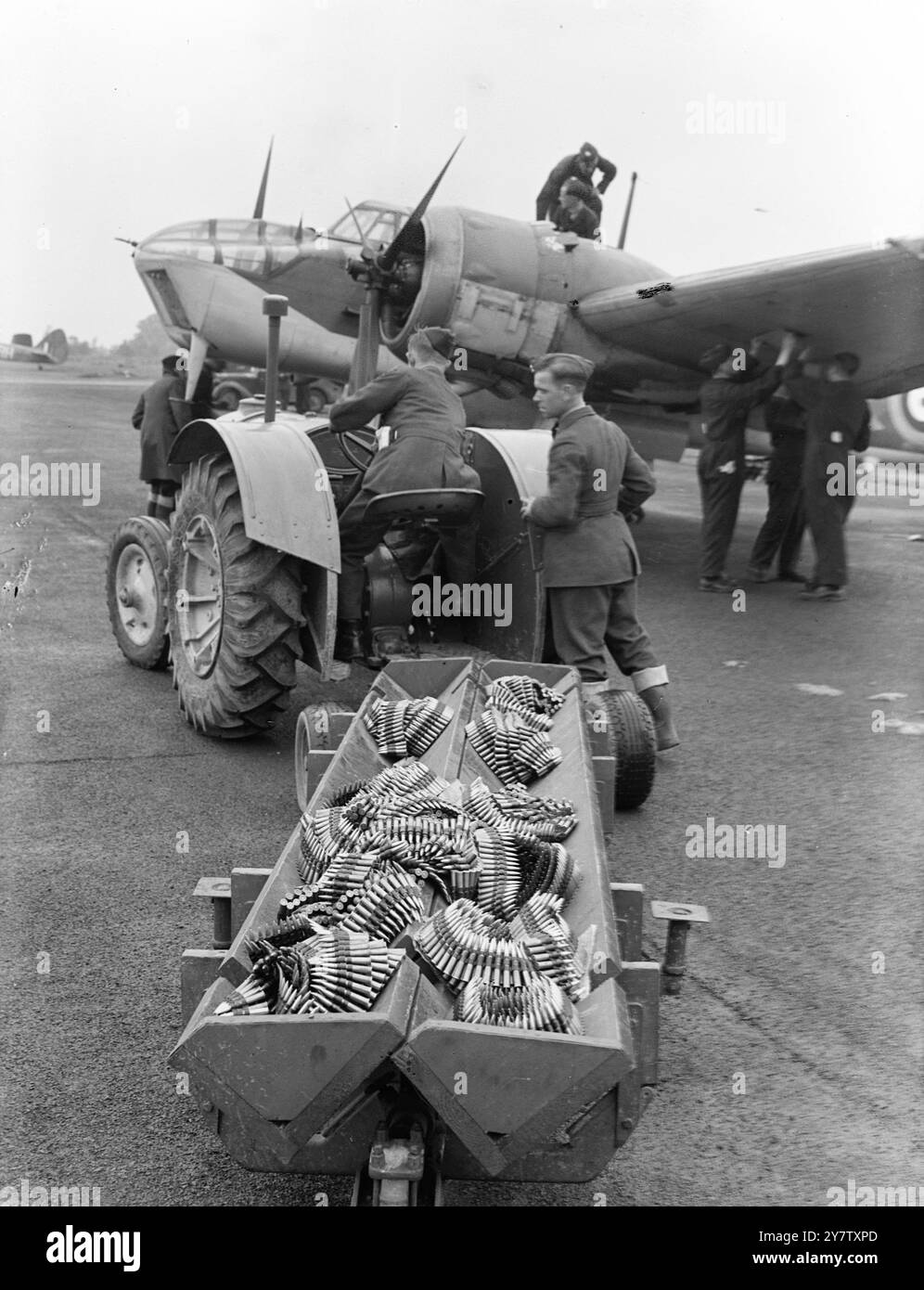 La photo montre : un camion chargé de munitions de mitrailleuse arrivant pour réarmer un bombardier Blenheim. 16 août 1941 Banque D'Images