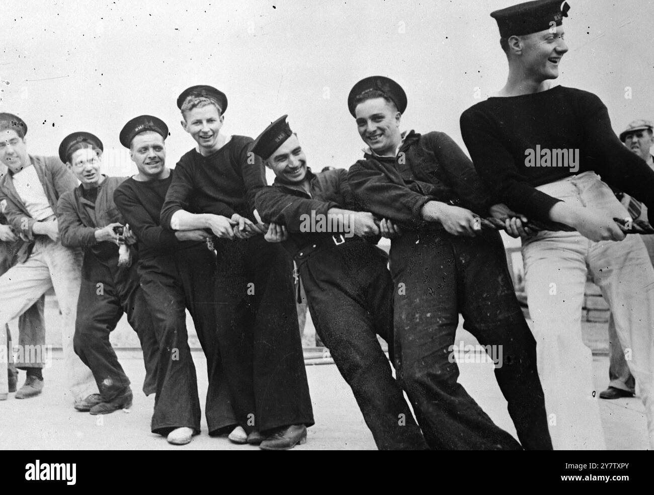 RÉPARATIONS DE DESTROYERS BRITANNIQUES DANS LE PORT américain photos : marin du destroyer britannique Burnham, anciennement l'USS Aulock, tirant une ligne alors que le navire entrait dans la cale sèche de Boston Navy Yard pour des réparations. 19 octobre 1941 Banque D'Images