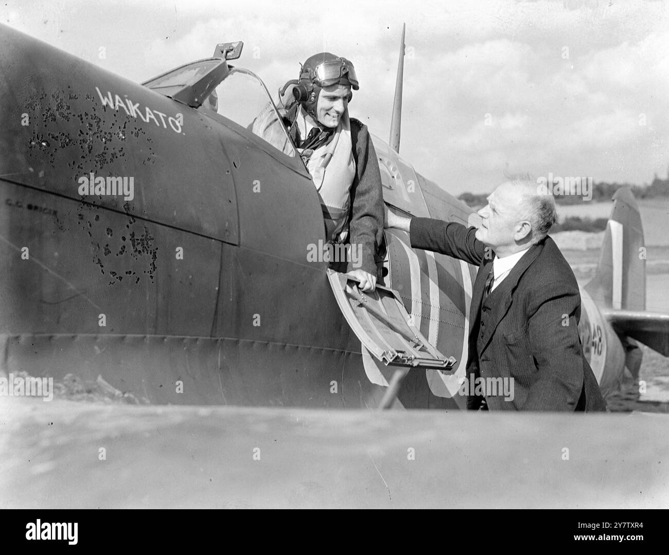 LE HAUT-COMMISSAIRE POUR LA NOUVELLE-ZÉLANDE VISITE L'ESCADRON DE CHASSE NÉO-ZÉLANDAIS M. W J Jordan, haut-commissaire pour la Nouvelle-Zélande, a visité l'escadron de chasse néo-zélandais, à leur station opérationnelle en Angleterre. Les Néo-Zélandais ont participé à de nombreux balayages récents sur la Manche et le nord de la France. Photo montre : M. Jordan discute avec un Flight Lieutenant de l'escadron néo-zélandais. Squadron leader A C Deere DFC and Bar 10 octobre 1941 Banque D'Images