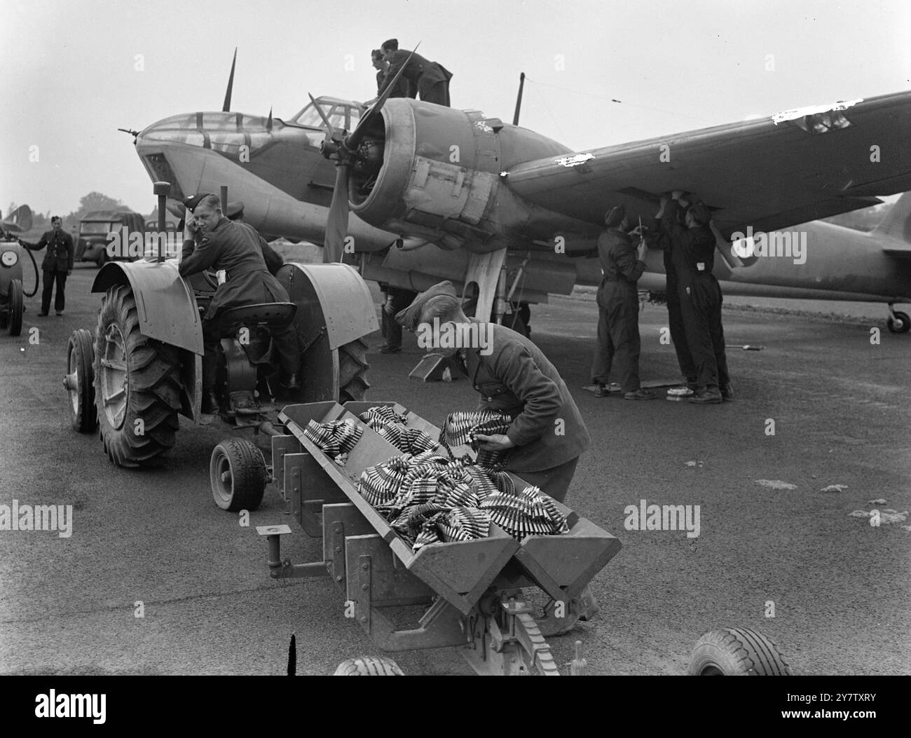 Photo montre : un camion de munitions de mitrailleuse arrivant pour réarmer un bombardier Blenheim. 16 août 1941 Banque D'Images