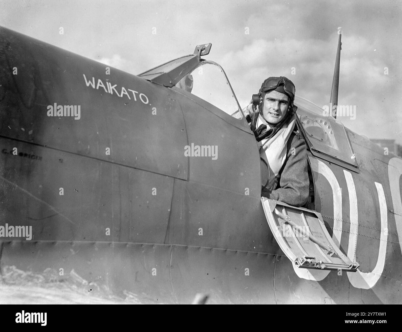 LE HAUT-COMMISSAIRE POUR LA NOUVELLE-ZÉLANDE VISITE L'ESCADRON DE CHASSE NÉO-ZÉLANDAIS M. W J Jordan, haut-commissaire pour la Nouvelle-Zélande, a visité l'escadron de chasse néo-zélandais, à leur station opérationnelle en Angleterre. Les Néo-Zélandais ont participé à de nombreux balayages récents sur la Manche et le nord de la France. Photo montre : Flight Lieutenant E P Wells DFC de l'escadron néo-zélandais photographié dans son avion. 1941 Banque D'Images