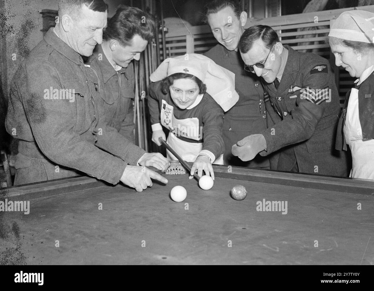LES CONVALESCENTS TCHÈQUES ENSEIGNENT LE BILLARD spectacles de photos : les convalescents tchèques qui récupèrent en Angleterre ne sont pas timides à enseigner à une infirmière comment gérer le signal! 24 mars 1941 Banque D'Images