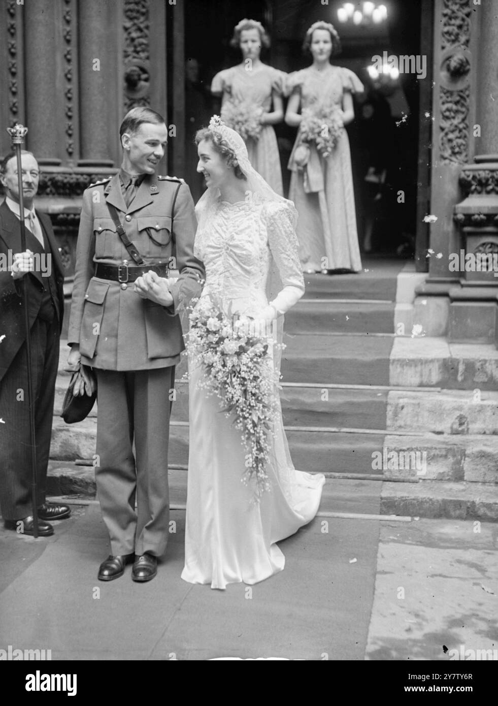 LORD MAYOR OF LONDON'S FILLE ÉPOUSE Miss Eileen Wilkinson, fille unique du Lord Mayor de Londres, Sir George Wilkinson, épouse M. John McNaughten Sidney du Royal Tank corps à l'église St Michael, Cornhill. Spectacles de photos : la mariée et le marié après la cérémonie du 1er mars 1941 Banque D'Images LORD MAYOR OF LONDON'S FILLE ÉPOUSE Miss Eileen Wilkinson, fille unique du Lord Mayor de Londres, Sir George Wilkinson, épouse M. John McNaughten Sidney du Royal Tank corps à l'église St Michael, Cornhill. Spectacles de photos : la mariée et le marié après la cérémonie du 1er mars 1941 Banque D'Images