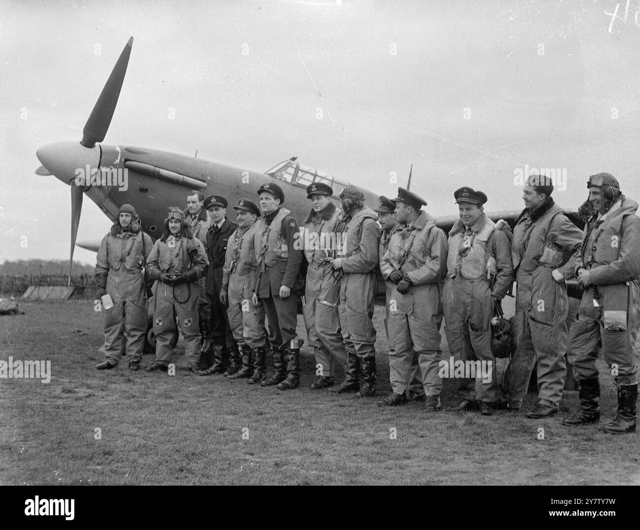 TOUS LES ESCADRILLES DE CHASSE AMÉRICAINES SERVANT MAINTENANT AVEC L'escadron Eagle de LA ROYAL AIR FORCE entrent en action avec Hurricanes. Après plusieurs mois de formation opérationnelle spécialisée, l’Eagle Squadron, All american Fighter Squadron de la RAF dont les pilotes viennent de toute l’Amérique, a pris sa place auprès des pilotes de chasse britanniques, dominionaux et alliés de la RAF équipés de Hurricanes. Tous les américains sont des pilotes qualifiés beaucoup d'entre eux ont déjà été en action contre la Lufwaffe, volant avec des stations régulières de la RAF, avant la formation de l'Eagle Squadron. Certains volaient pour la France l'année dernière, et Banque D'Images