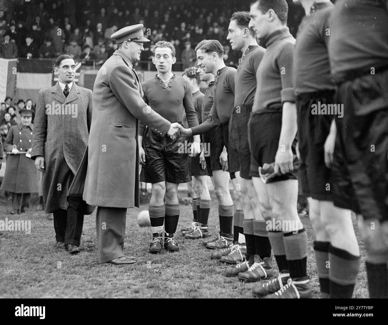 LE PRINCE BERNHARD ASSISTE AU MATCH DE FOOTBALL HOLLAND V BELGIUM À LONDRES le Prince Bernhard des pays-Bas, qui a donné une coupe à l'équipe gagnante, était présent cet après-midi pour assister au match de football entre la Hollande et la Belgique à Walthamstow. Tous les joueurs belges étaient dans l'Armée libre et il y avait trois civils dans les onze néerlandais. Photo montre : Prince Bernhard serrant la main avec les membres de l'équipe belge avant le match. 1er février 1941 Banque D'Images