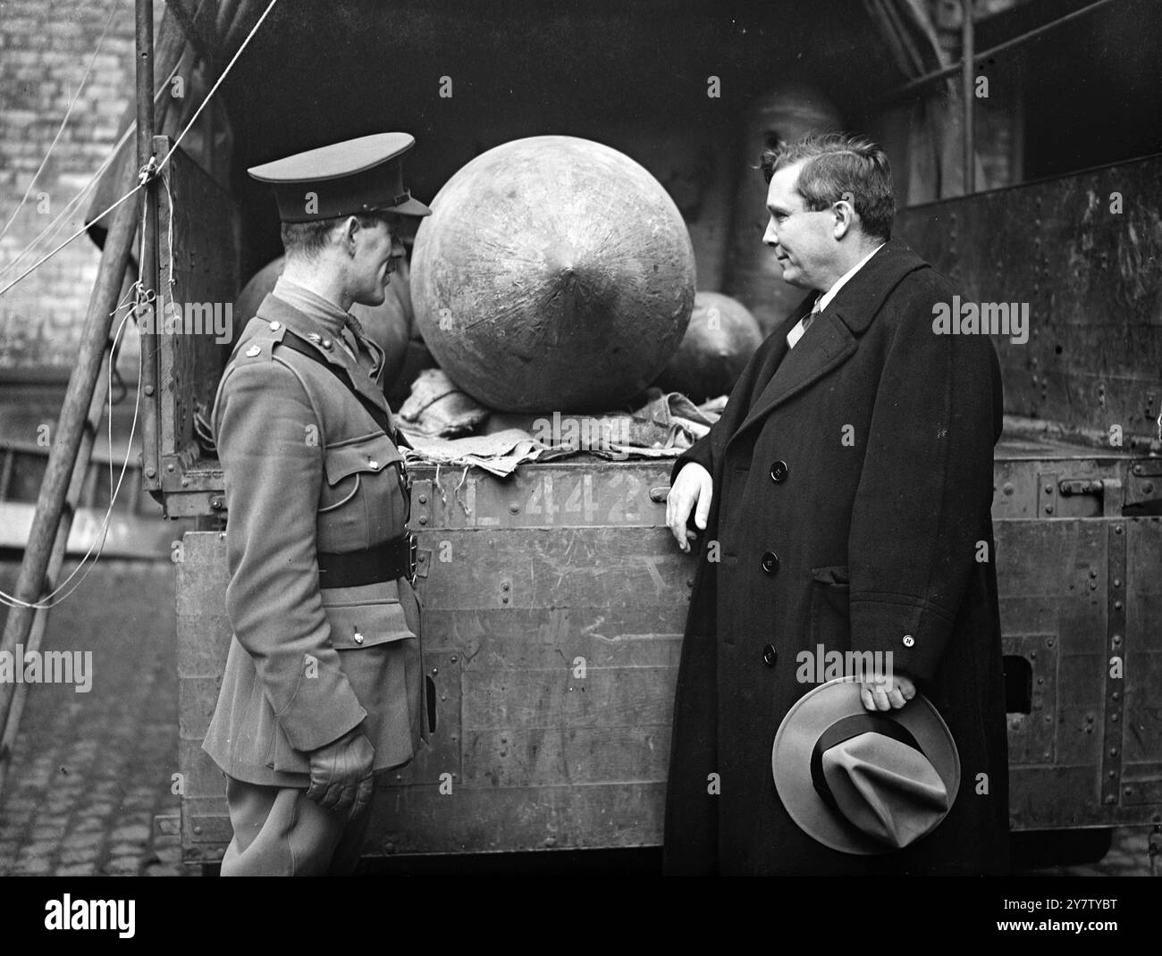 WENDELL WILLKIE VISITE LES VILLES DU MIDLAND POUR VOIR LES DÉGÂTS CAUSÉS PAR LES RAIDS AÉRIENS. M. Wendell Willkie, le candidat républicain à la récente élection présidentielle, et qui se rend en Angleterre "pour voir par lui-même", a fait un tour dans les villes des Midland, y compris Birmingham et Coventry pour voir par lui-même les dégâts causés par les raids aériens. Photos : M. Wendell Willkie inspectant des bombes allemandes non explosées lors de sa visite à Birmingham le 3 février 1941 Banque D'Images