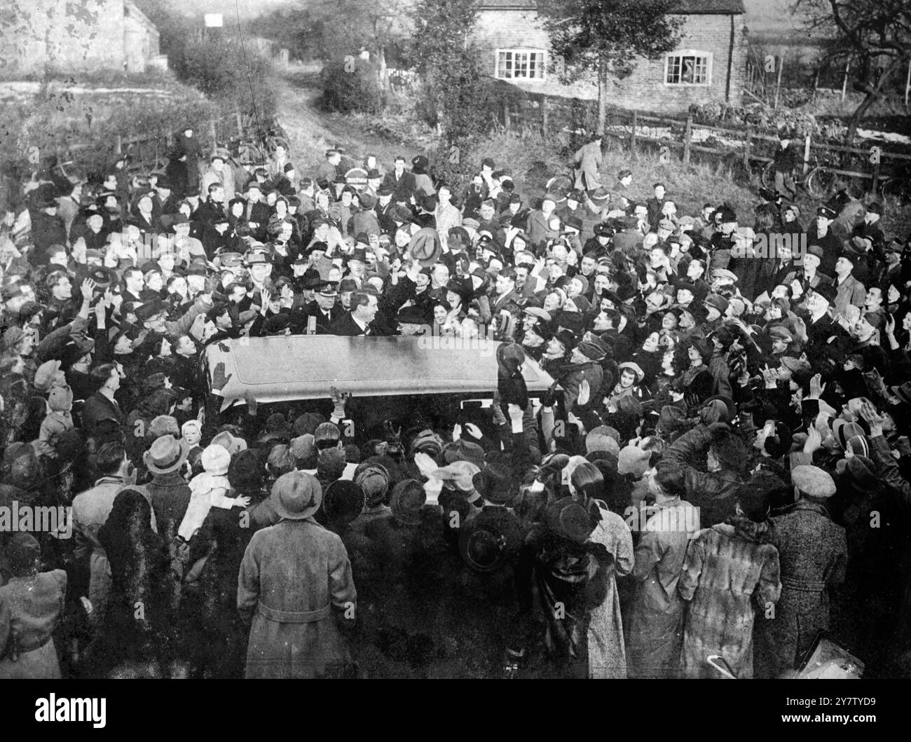 WENDELL WILLKIE VISITE LES VILLES DU MIDLAND POUR VOIR LES DÉGÂTS CAUSÉS PAR LES RAIDS AÉRIENS. M. Wendell Willkie, le candidat républicain à la récente élection présidentielle, et qui se rend en Angleterre "pour voir par lui-même", a fait un tour dans les villes du Midland, y compris Birmingham et Coventry, pour voir par lui-même les dégâts causés par les raids aériens. La photo montre : une foule bondit autour de la voiture Willkies alors qu'il faisait signe aux gens quand il approche de la limite de la ville à Birmingham. 3 février 1941 Banque D'Images