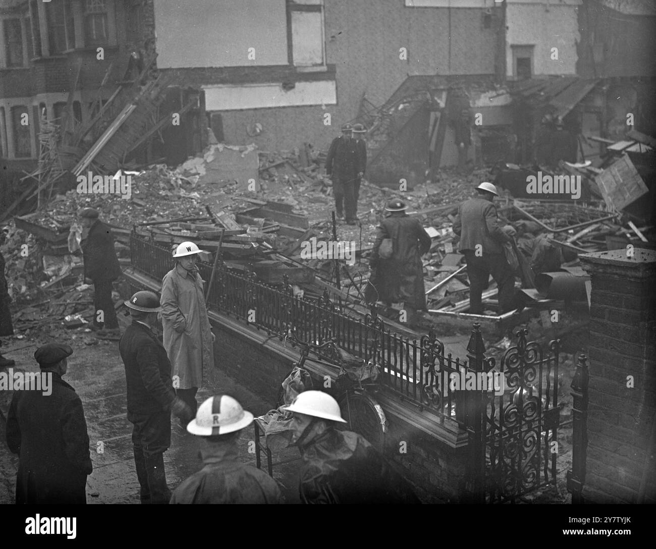 MAISONS ENDOMMAGÉES LORS D'un raid de JOUR SUR LA RÉGION DE LONDRES des bombes ont été larguées sur la région de londres et certaines maisons ont été endommagées lorsque des raids allemands uniques ont effectué des raids de jour sur la région de londres. Photo montre : des sauveteurs fouillant parmi les débris de l'une des maisons endommagées. 28 janvier 1941 Banque D'Images