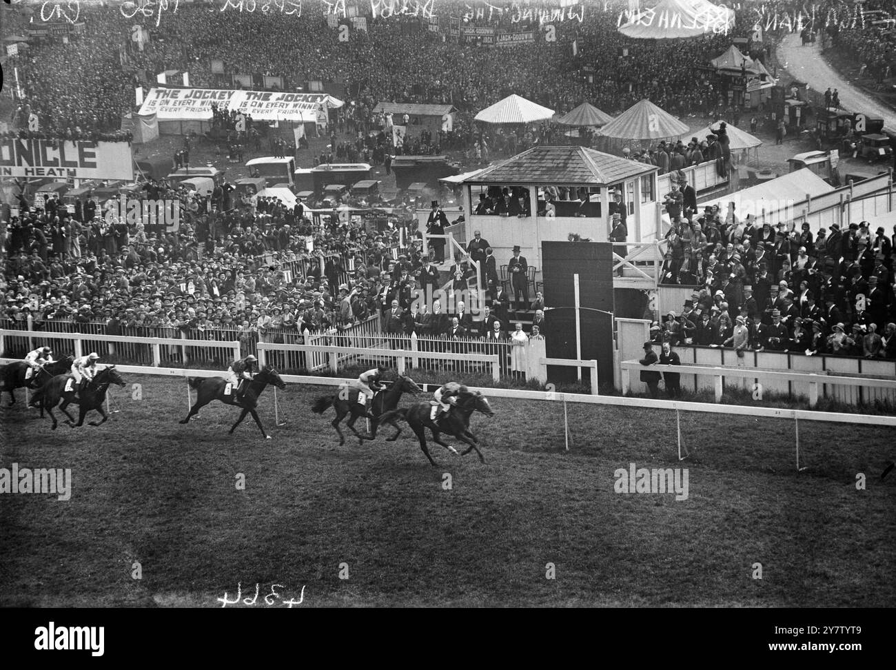 Le Derby à Epsom. L'arrivée du Derby d'Epsom de 1930 , remporté par le cheval des Aga Khans, Blenheim. 4 juin 1930 Banque D'Images