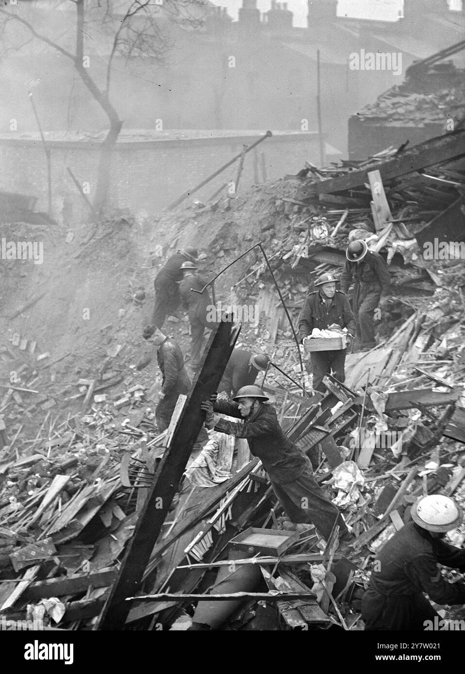 MAISONS ENDOMMAGÉES LORS DE RAIDS NOCTURNES SUR LA RÉGION DE LONDRES. Des maisons ont été endommagées lors de raids nocturnes sur la région de Londres lorsque des bombes ont été larguées par des raids allemands. (Walworth Road) photo montre : des membres du groupe de sauvetage fouillent parmi les débris. 9 décembre 1940 photographie de Thérèse Bonney Planet News Banque D'Images