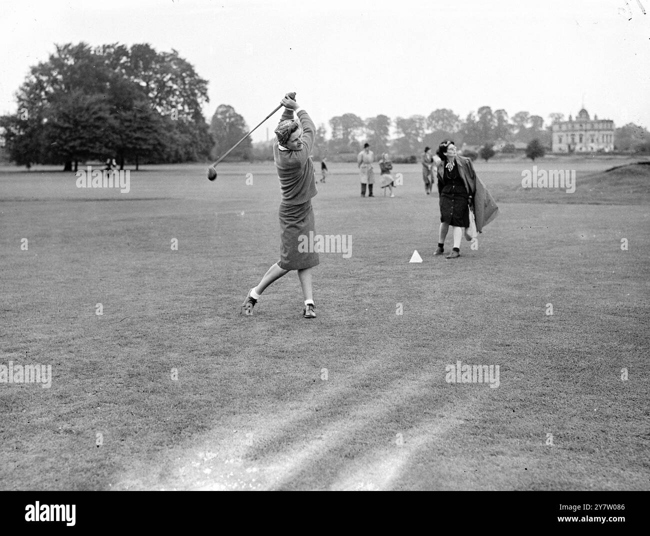 RETOURS 82 AU TOURNOI DE GOLF FÉMININ Mme Gabrielle style, une élève d'Archie Compston avec un handicap de deux, est revenue 82 quand elle a participé au tournoi national de golf féminin au Royal Mid Surrey course, Richmond. MRS style était associée à Miss Ruth Woodward de Fall River, Massachusetts, première femme compétitrice de golf à venir en Grande-Bretagne en sept ans, qui est revenue en 88. Photos : Mme Gabrielle style conduisant pendant le tournoi. 13 septembre 1946 Banque D'Images