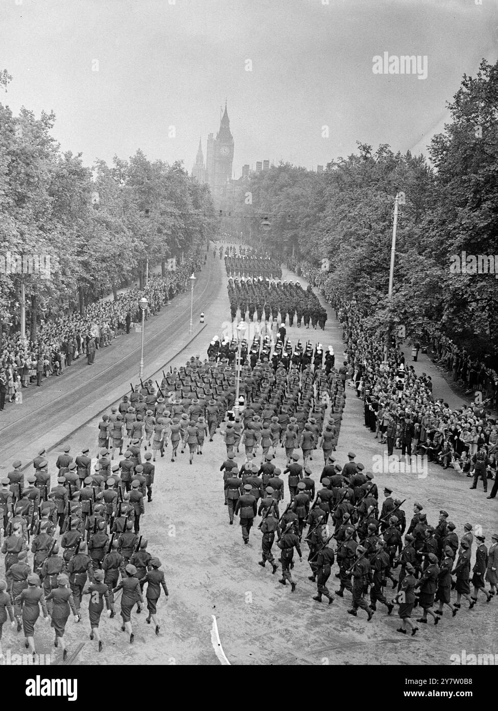 LES VAINQUEURS DE LA GUERRE DÉFILENT À TRAVERS LONDRES TANDIS QUE DES MILLIONS de CHEERAs des millions de personnes empruntent la route, une colonne de marche de 21000 soldats de tout l'Empire britannique et du pays allié et une colonne mécanisée de 480 véhicules allant des jeeps aux engins de combat blindés les plus lourds traversent les rues de Londres pour célébrer le jour de la victoire. Des commandants célèbres ont conduit dans la procession et des contingents spéciaux ont représenté les travailleurs et les défenseurs du Front intérieur. Le roi George, qui était accompagné d'autres membres de la famille royale, a pris le salut dans le Mall. Montre photo : australien a Banque D'Images