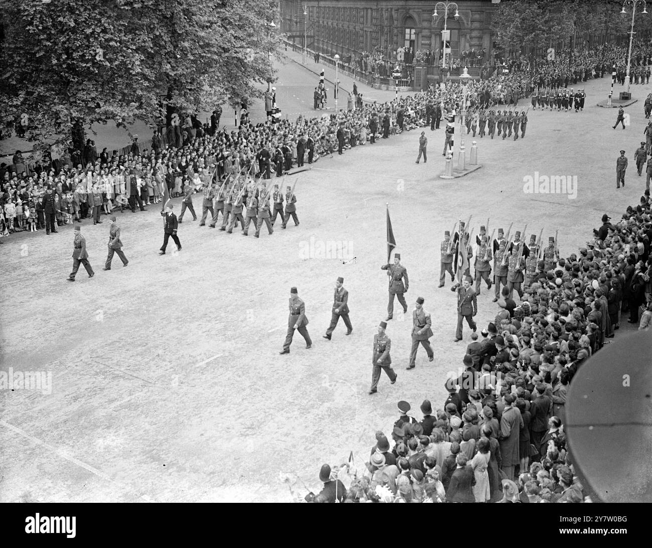 LES VAINQUEURS DE LA GUERRE DÉFILENT À TRAVERS LONDRES TANDIS QUE DES MILLIONS de CHEERAs des millions de personnes empruntent la route, une colonne de marche de 21000 soldats de tout l'Empire britannique et du pays allié et une colonne mécanisée de 480 véhicules allant des jeeps aux engins de combat blindés les plus lourds traversent les rues de Londres pour célébrer le jour de la victoire. Des commandants célèbres ont conduit dans la procession et des contingents spéciaux ont représenté les travailleurs et les défenseurs du Front intérieur. Le roi George VI , qui était accompagné d'autres membres de la famille royale, a pris le salut dans le Mall. Photo montre : L'Egyp Banque D'Images