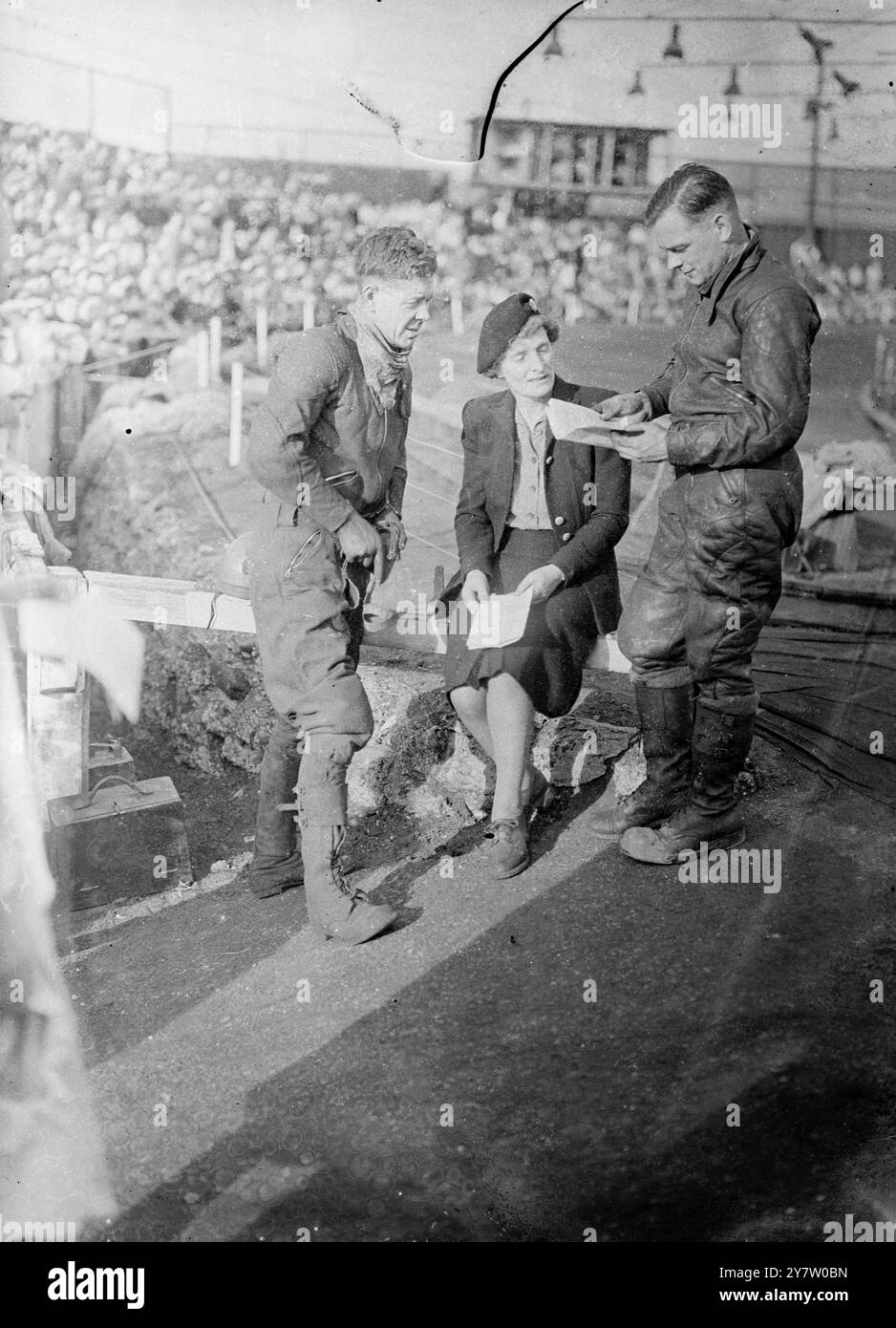 Miss A S Hart DE belle vue (Manchester) est la seule femme directrice DE CIRCUIT DE GRANDE-BRETAGNE. Mlle hart a été la première assistante de M. PO Spence, ancien directeur du Speedway. Elle est liée au sport depuis 1933. Photo montre : Miss A S Hart avec Eric Langton (à gauche) ancien capitaine de belle vue, et Jack Parker, actuel capitaine. Beth Langton et Parker roulent depuis que le sport a été introduit pour la première fois en Grande-Bretagne en 1928. 26 juillet 1946 Banque D'Images
