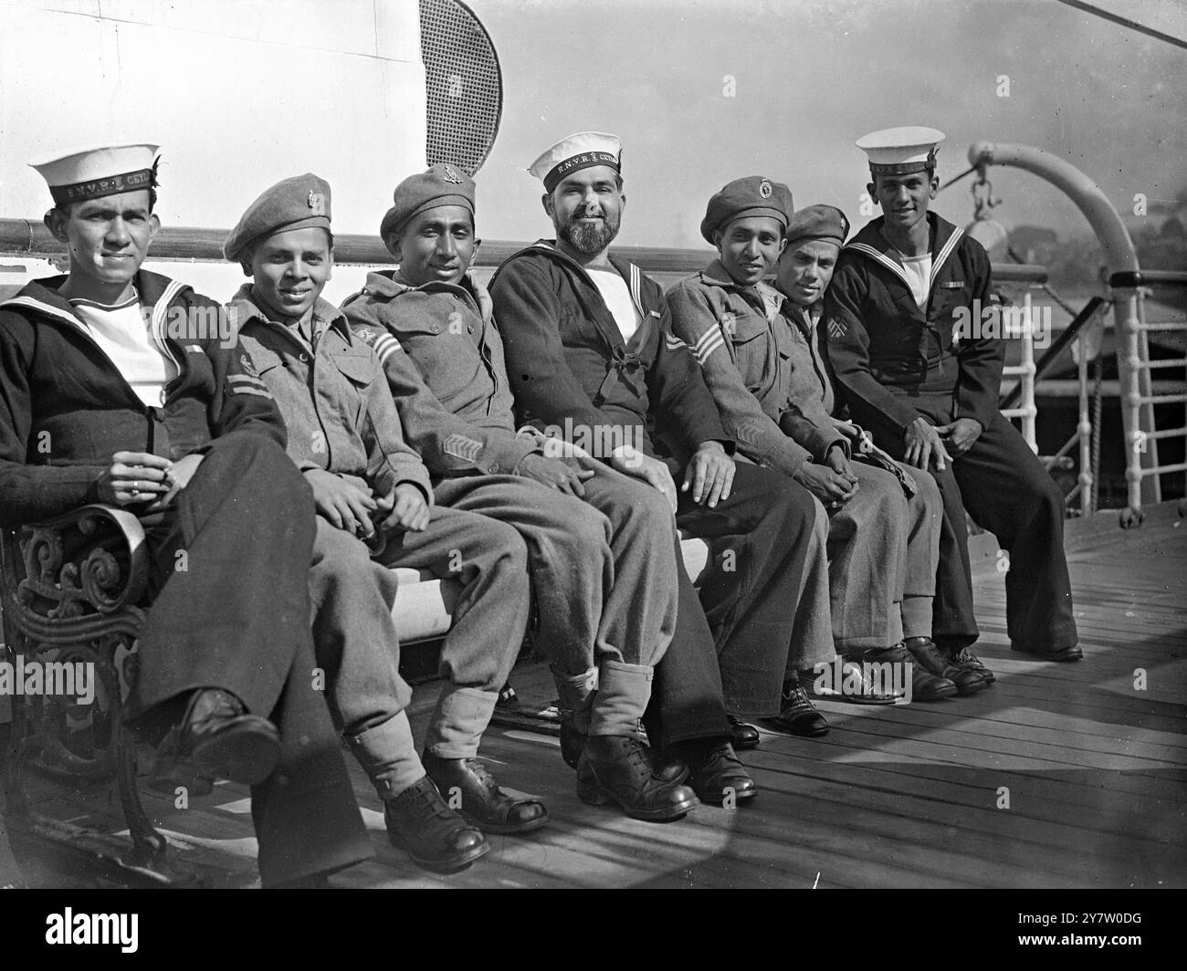 LES PREMIÈRES TROUPES COLONIALES ARRIVENT EN ANGLETERRE POUR PARTICIPER AU DÉFILÉ DU JOUR DE LA VICTOIRE DE LONDRES - les premières troupes coloniales prenant part au défilé du jour de la victoire de Londres sont arrivées à Southampton à bord des paquebots Arundel Castle et Orontes. Trois membres de Ceylons ATS faisaient partie du contingent de Ceylan à bord du château d'Arundel. - Photos : une partie du contingent de Ceylan - représentant l'armée et la marine - à bord du paquebot Arundel Castle à son arrivée à Southampton, en Angleterre. - 16 mai 1946 Banque D'Images