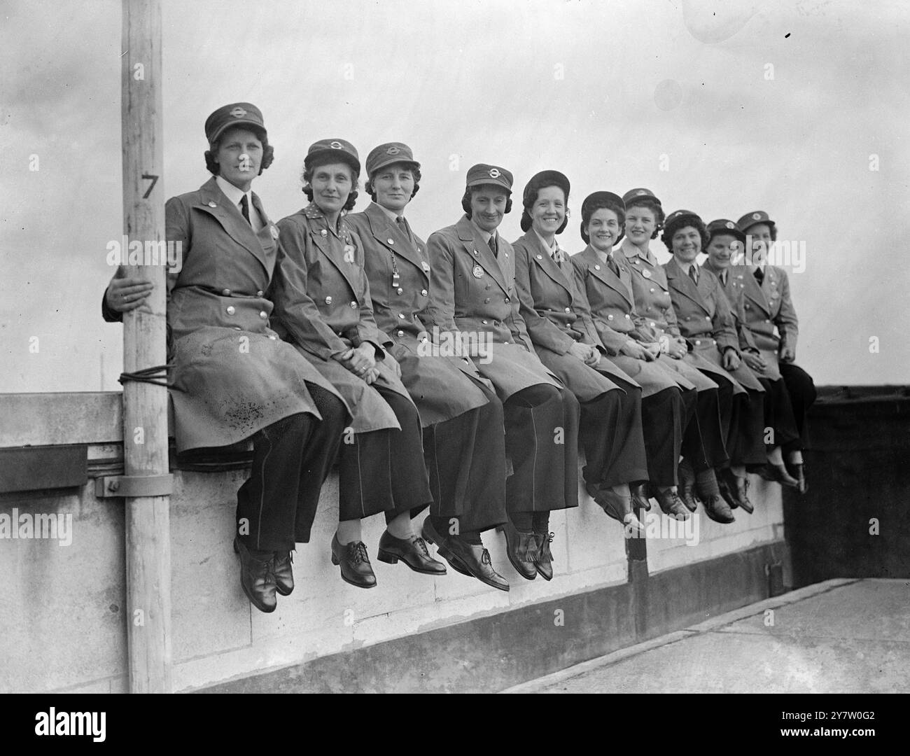 LES FILLES DE BUS À MARCHER DANS LE DÉFILÉ DE LA VICTOIRE - - dix conducteurs des lignes de bus centrales de Londres qui ont servi tout au long de la guerre et ont aidé à maintenir les services de bus fonctionnant dans les raids aériens sont parmi les travailleurs civils qui doivent marcher avec les troupes de l'Empire britannique et des Nations alliées dans le défilé du jour de la victoire le 8 juin. - Spectacles de photos : les conducteurs de bus au siège du trasport de Londres, Westminster, Londres - 3 juin 1946 Banque D'Images