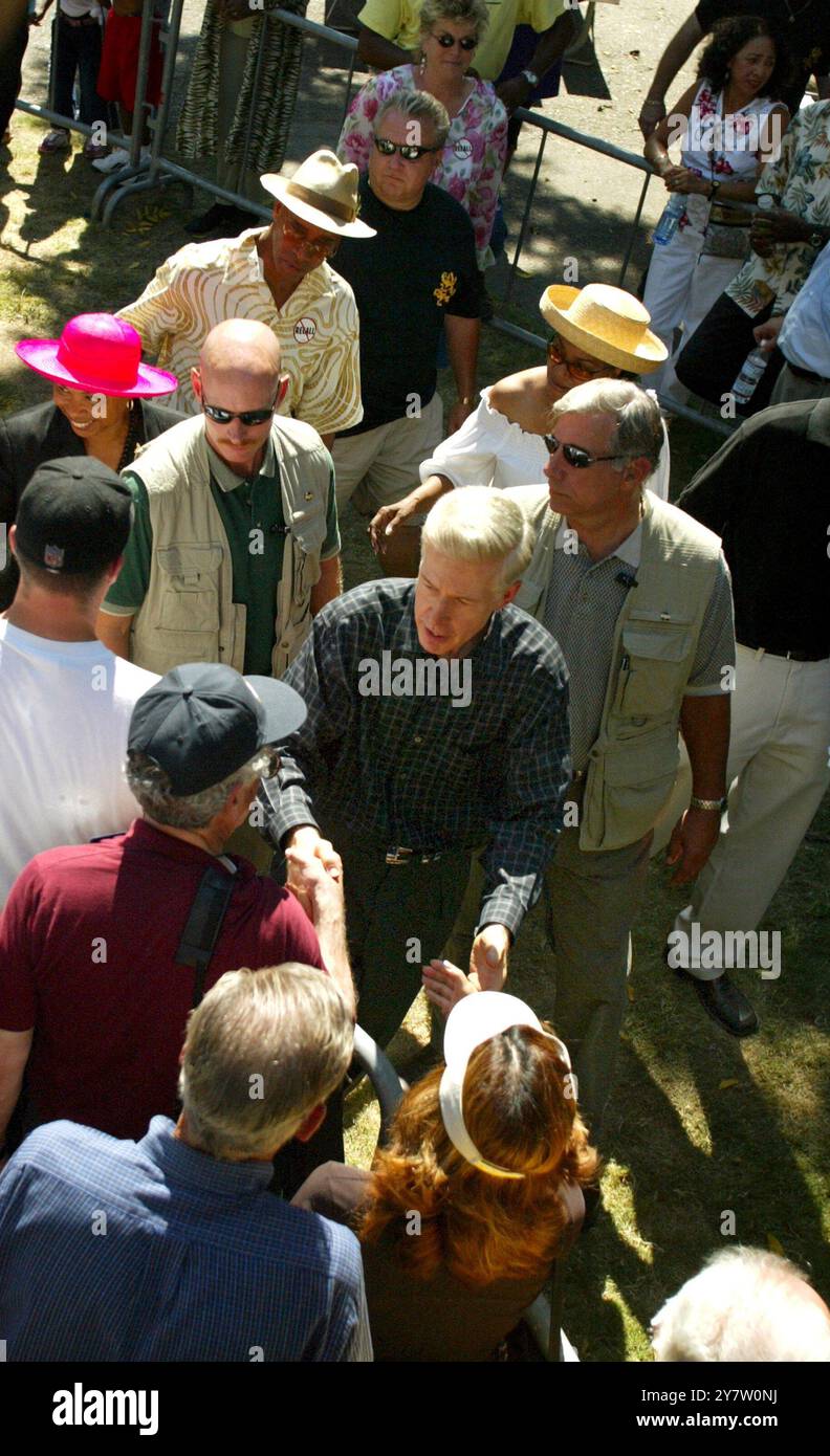Pleasanton, Calif.,--le gouverneur de Californie Gray Davis serre la main aux gens après avoir prononcé un discours lors du 46e pique-nique annuel de la fête du travail pour le Conseil central du travail du comté d'Alameda le lundi 1er septembre 2003. Avec un peu plus d'un mois de distance, les candidats à l'élection de rappel du gouverneur de Californie faisaient campagne dans tout l'État le jour de la fête du travail. Banque D'Images