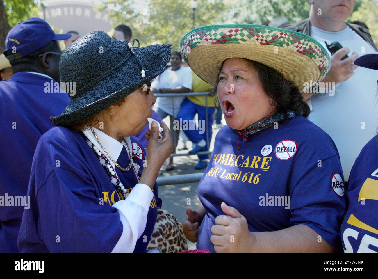 Pleasanton, Calif.,--les membres de la section locale 616 encouragent le gouverneur de Californie Gray Davis alors qu'il prononce un discours lors du 46e pique-nique annuel de la fête du travail pour le Conseil central du travail du comté d'Alameda le lundi 1er septembre 2003. Avec un peu plus d'un mois de distance, les candidats à l'élection de rappel du gouverneur de Californie faisaient campagne dans tout l'État le jour de la fête du travail. Banque D'Images