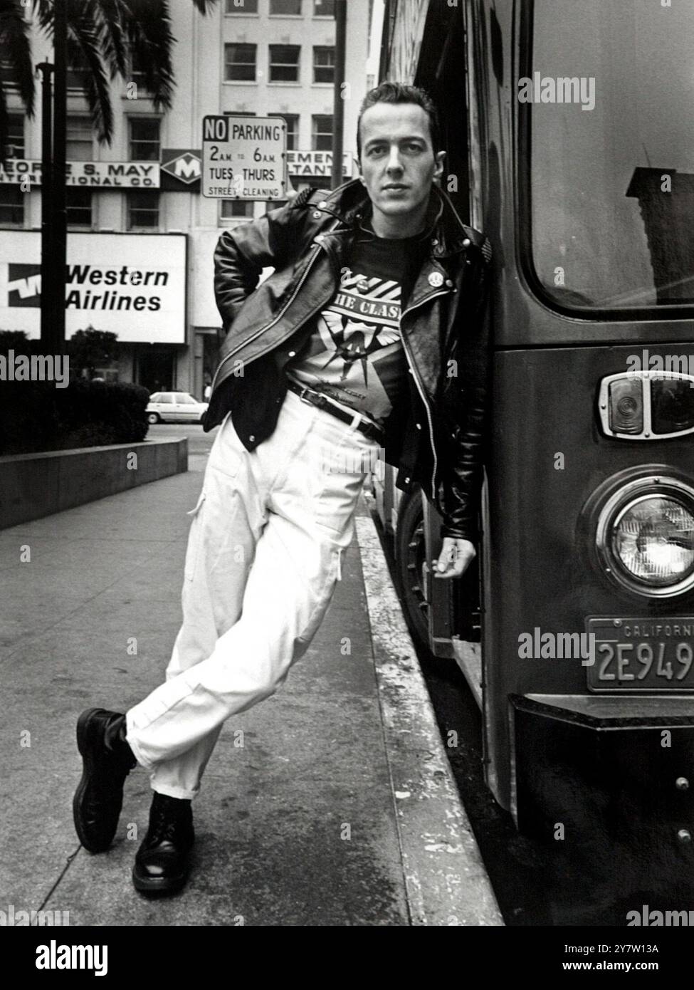 San Francisco, CA : 1985. Joe Strummer Punk icône et plomb pécheur pour le Clash à Union Square à San Francisco, Californie. Strummer meurt d'une crise cardiaque à l'âge de 50 ans le dimanche 22 décembre 2002 dans sa ferme de Bloomfield, Somerset, dans le sud-ouest de l'Angleterre. Banque D'Images