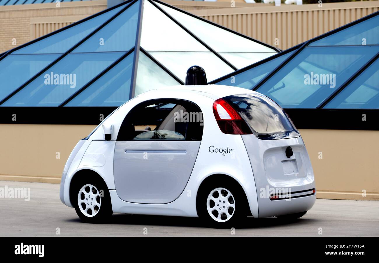 Mountain View, Californie, États-Unis. --Un prototype de véhicule autonome de Google chez Google à Mountain View, Californie, le mercredi 13 mai 2015. Banque D'Images