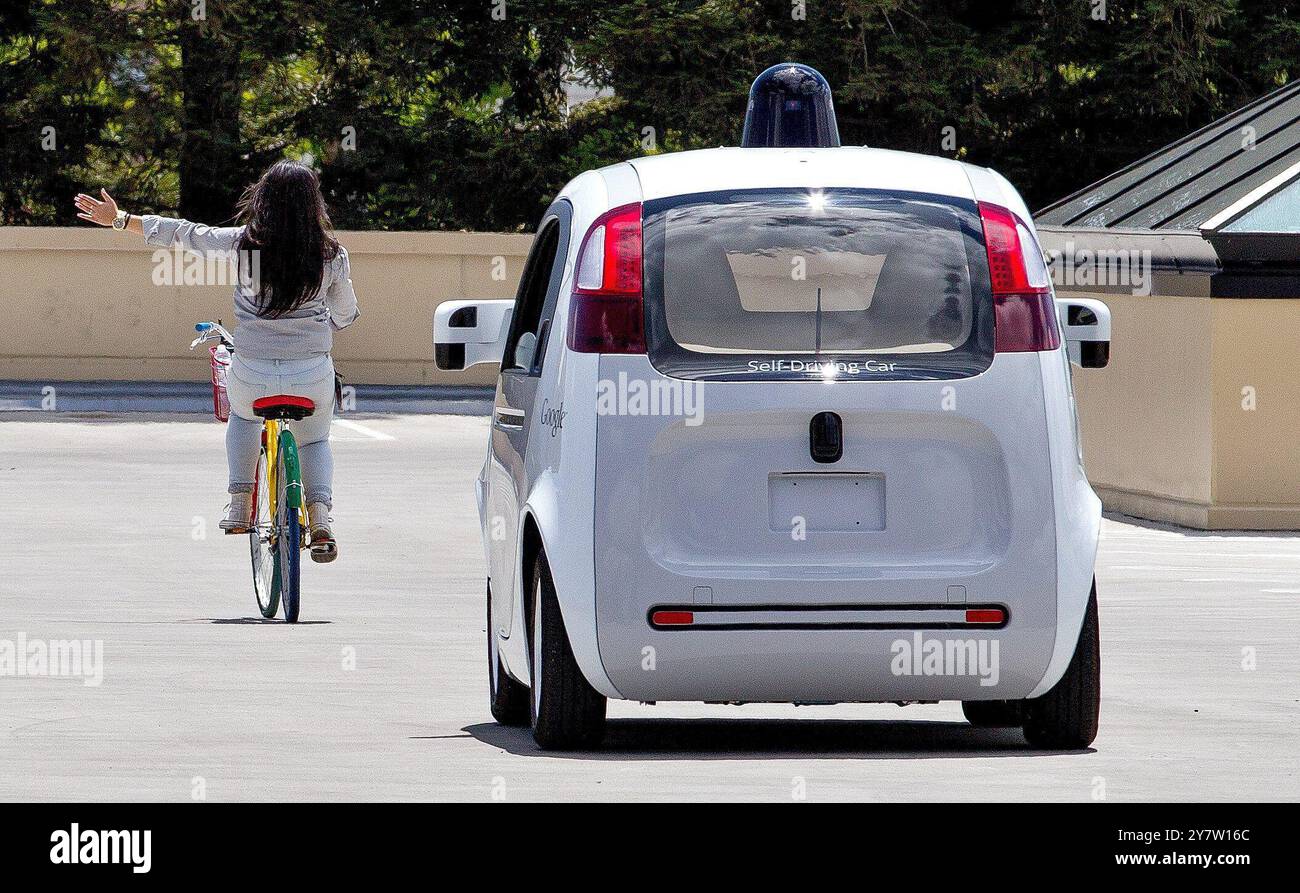 Mountain View, Californie, États-Unis. --Un prototype de véhicule autonome de Google chez Google à Mountain View, Californie, le mercredi 13 mai 2015. Banque D'Images