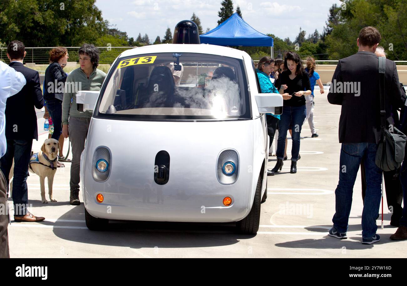 Mountain View, Californie, États-Unis. --Un prototype de véhicule autonome de Google chez Google à Mountain View, Californie, le mercredi 13 mai 2015. Banque D'Images