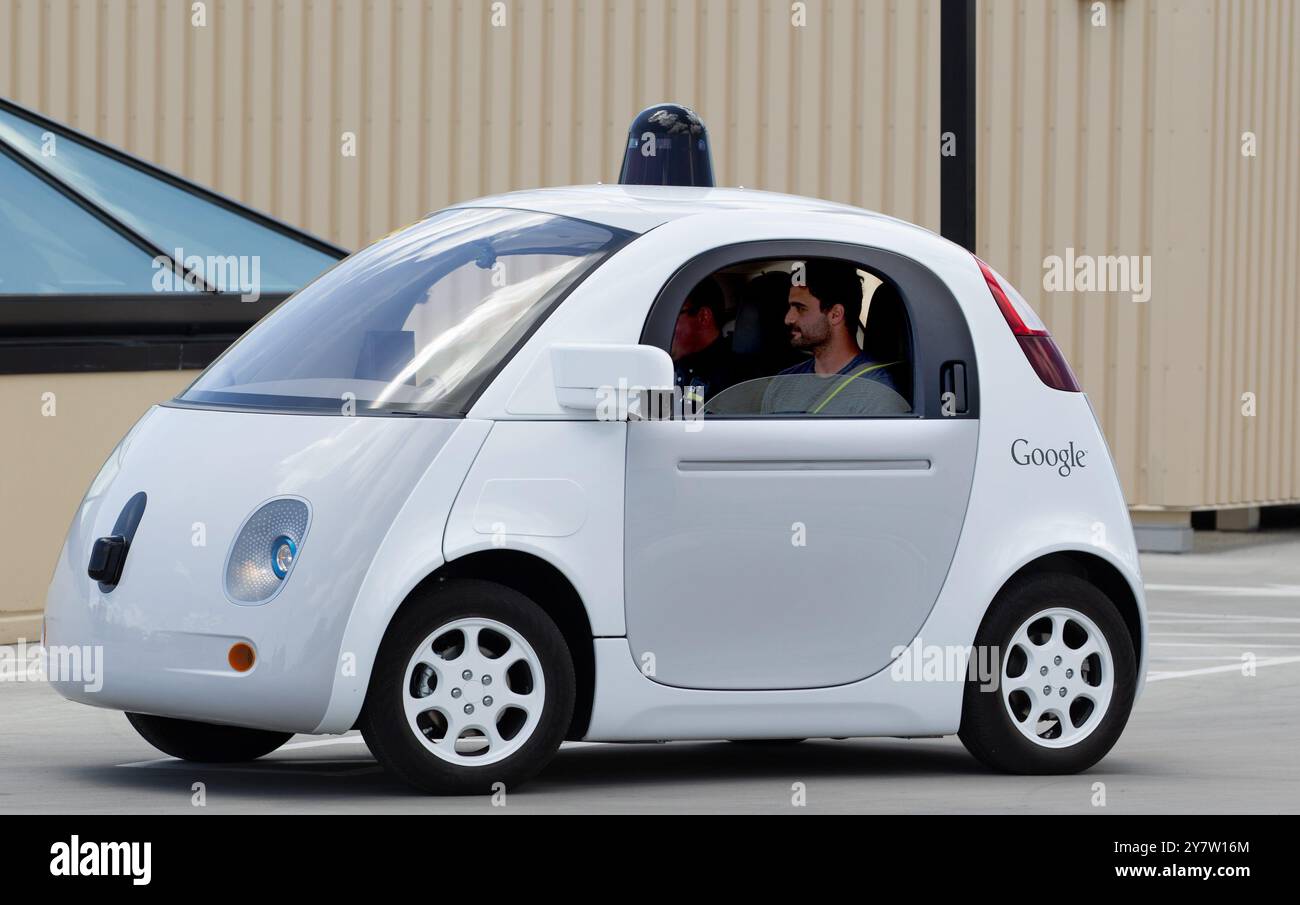 Mountain View, Californie, États-Unis. --Un prototype de véhicule autonome de Google chez Google à Mountain View, Californie, le mercredi 13 mai 2015 Banque D'Images