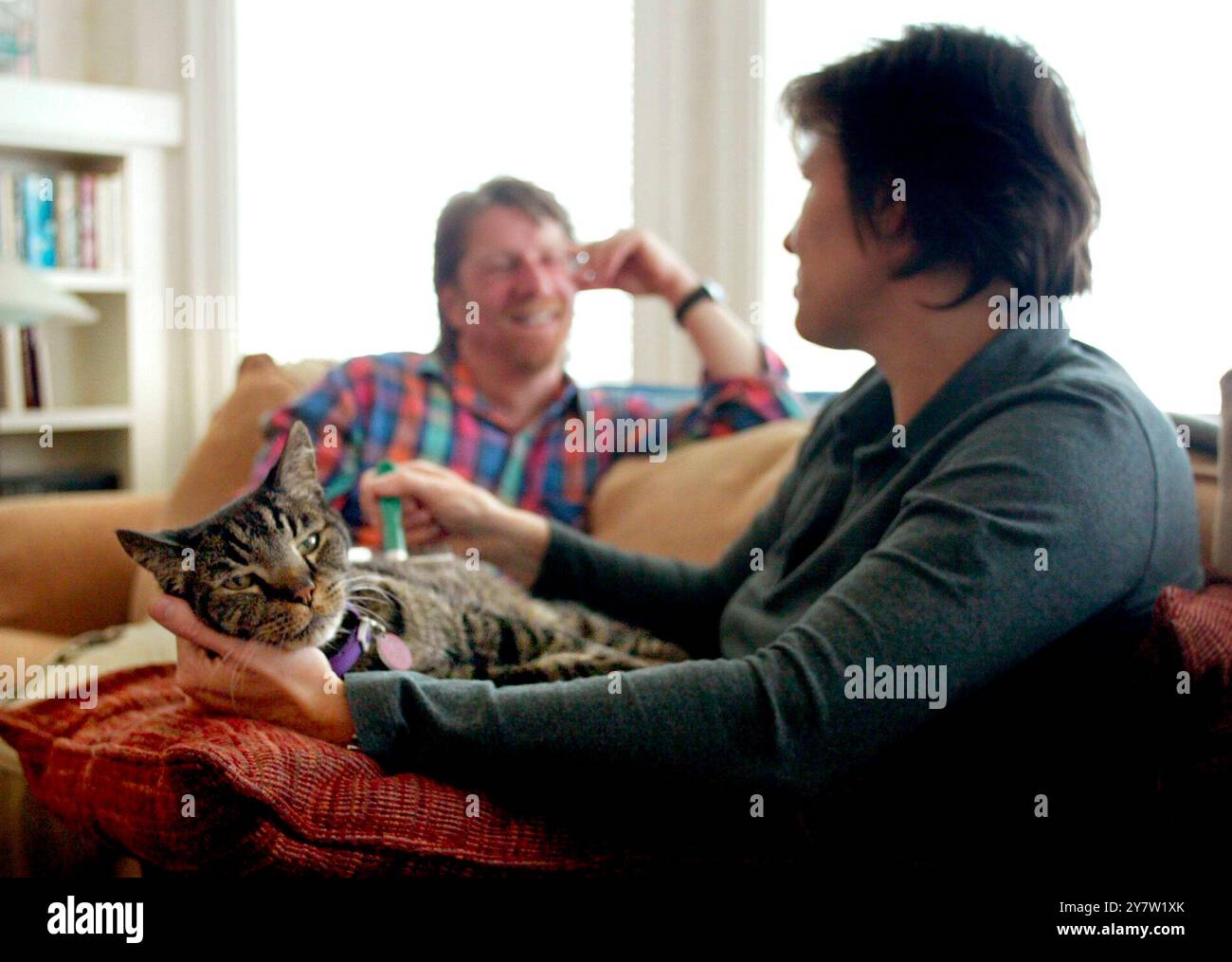 San Francisco, Californie : le volontaire PAWS (R) prépare les patients atteints du sida, un chat de 19 ans, Josh, qu'il crédite avec le volontaire PAWS de sa survie. Il ne serait pas en mesure de garder Josh si ce n'était pour l'aide de PATTES (les animaux sont merveilleux soutien). Aller près du bac à litière peut poser un risque pour la santé de ses systèmes immunitaires compromis. Le bénévole vient donc tous les lundis pour nourrir, toiletter et nettoyer la litière de Joshs. Les San Franciscains se sont réunis pour créer des PAWS en 1986 pour aider les personnes à faible revenu vivant avec le sida et d'autres maladies invalidantes à garder leurs compagnons de compagnie. 27 mai 2002 MR image Repro Banque D'Images
