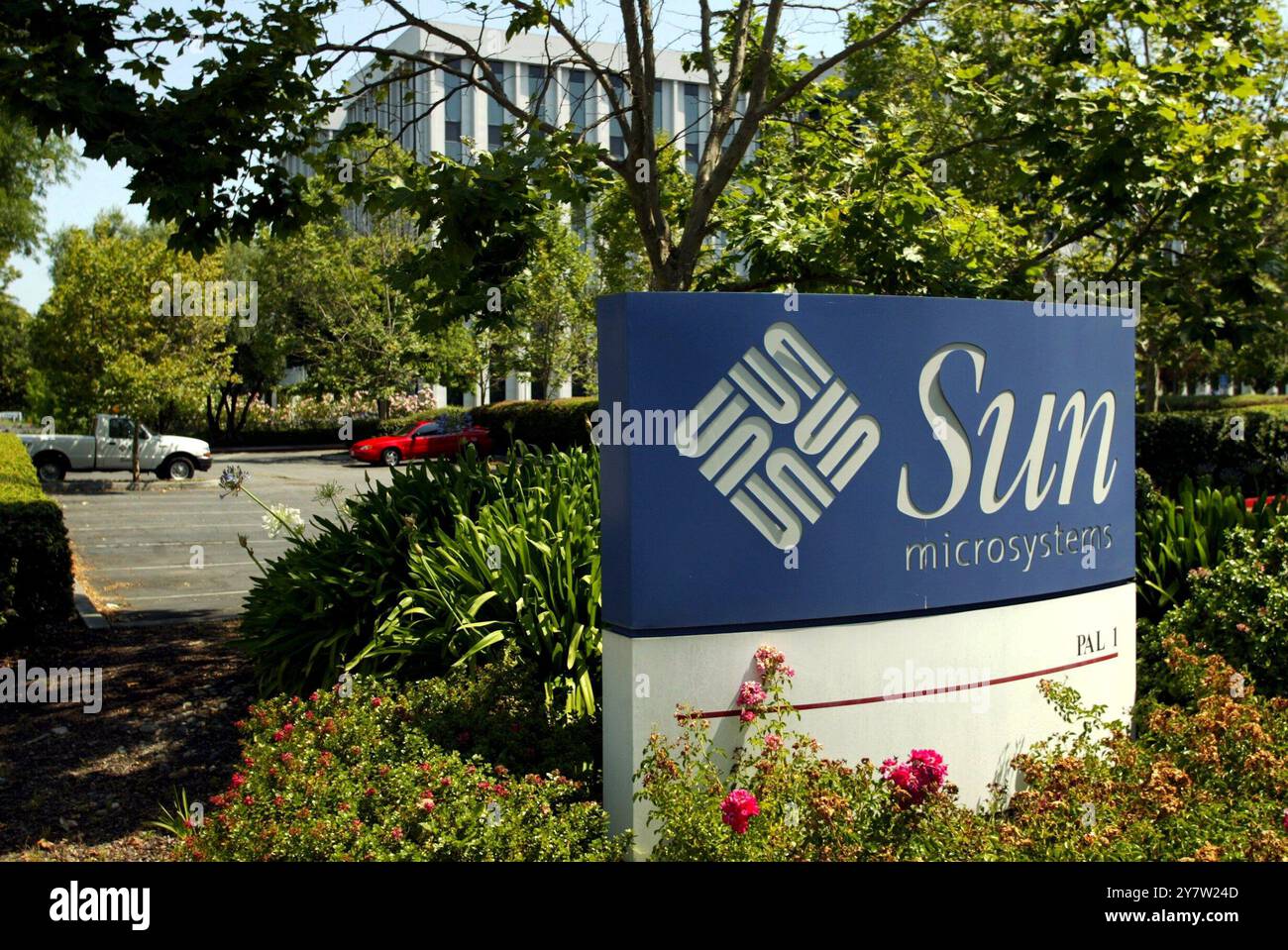 Palo Alto, Calif.,-- le parking des sièges sociaux de Sun Microsystems est vide le mardi 2 juillet 2002 parce que Sun a fermé pour la semaine du 4 juillet. Avec l'écononie en baisse, beaucoup d'autres entreprises de haute technologie dans la Silicon Valley ont également fermé, pour la semaine du 4 juillet et en disant à leurs employés de rester à la maison. Photo prise le mardi 2 juillet 2002. Banque D'Images