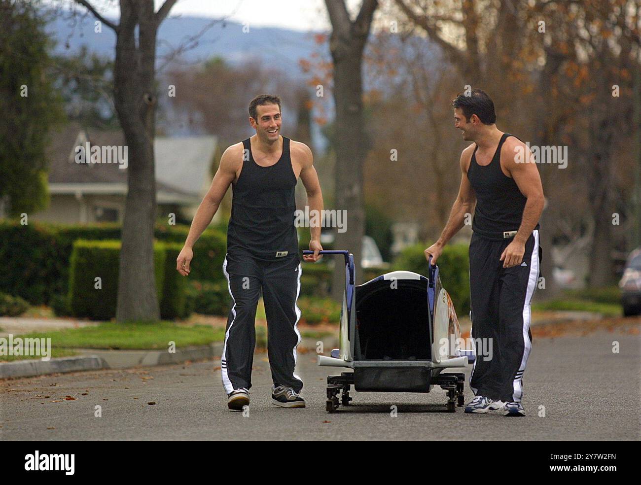 San Jose, Calif--les athlètes de bobsleigh Dan Janjigian, 29 ans et Yorgo Alexandrou, 29 ans, s'entraînent dans une rue de San Jose. Les hommes, qui participeront aux Jeux Olympiques d'hiver de 2002 à Salt Lake City, représenteront l'Arménie dans l'épreuve de bobsleigh. Janjigian, qui possède une entreprise de conception de site Web et est arménien de descendance, est devenu accro au bobsleigh à Calgary, au Canada, et a plus tard décidé de concourir pour l'Arménie aux Jeux olympiques de Salt Lake City. Janjigian et Alexandrou vivent à 600 km de la piste de bobsleigh la plus proche, alors ils pratiquent dans la rue devant la maison de Janjigian à San Jose, Calif. ALEXAN Banque D'Images