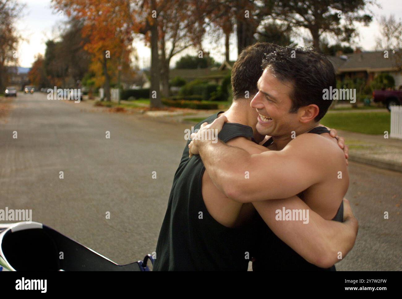 San Jose, Calif--les athlètes de bobsleigh Dan Janjigian, 29 ans et Yorgo Alexandrou, 29 ans, s'entraînent dans une rue de San Jose. Les hommes, qui participeront aux Jeux Olympiques d'hiver de 2002 à Salt Lake City, représenteront l'Arménie dans l'épreuve de bobsleigh. Janjigian, qui possède une entreprise de conception de site Web et est arménien de descendance, est devenu accro au bobsleigh à Calgary, au Canada, et a plus tard décidé de concourir pour l'Arménie aux Jeux olympiques de Salt Lake City. Janjigian et Alexandrou vivent à 600 km de la piste de bobsleigh la plus proche, alors ils pratiquent dans la rue devant la maison de Janjigian à San Jose, Calif. ALEXAN Banque D'Images