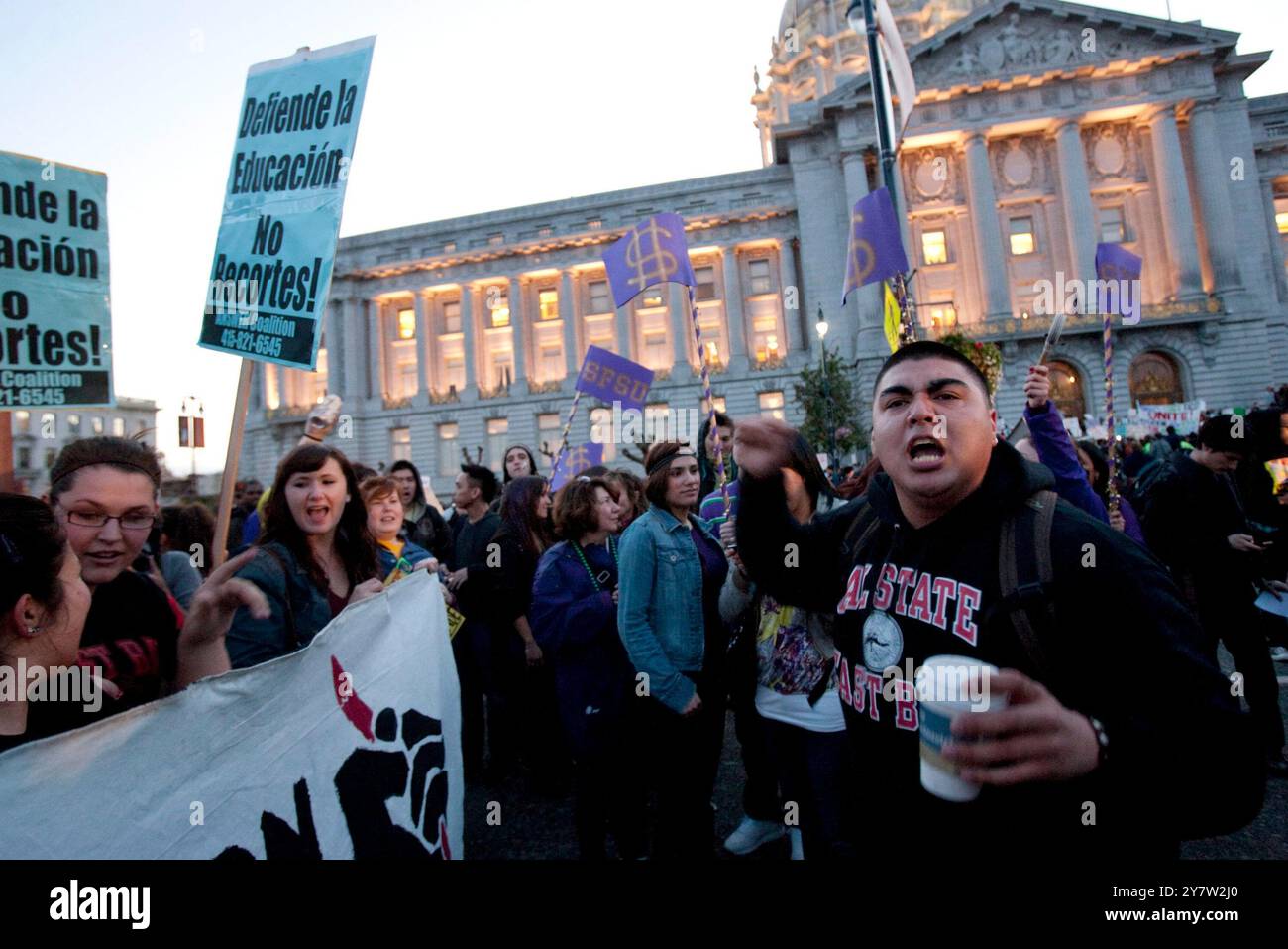 San Francisco, Californie - 4 mars 2010 - des centaines d'étudiants se rassemblent pacifiquement devant l'hôtel de ville de San Francisco pour protester contre les plans de la Californie de couper des millions de dollars dans le budget de l'éducation. Les étudiants des écoles primaires de l'État de Californie protestent contre les coupes budgétaires prévues. Banque D'Images