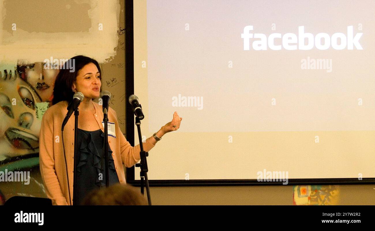 Palo Alto, CA : 1er septembre 2009. Directrice de l'exploitation de Facebook Sheryl Sandberg, prononce le discours de bienvenue à fbFund Rev Demo Day à Facebook à Palo Alto. Après les remarques de Sandberg, les startups présenteront leur travail et les mises à jour commerciales des dix dernières semaines aux membres du comité consultatif de fbFund et aux investisseurs et investisseurs en capital-risque de sociétés telles que Accel Partners et Founders Fund. Banque D'Images