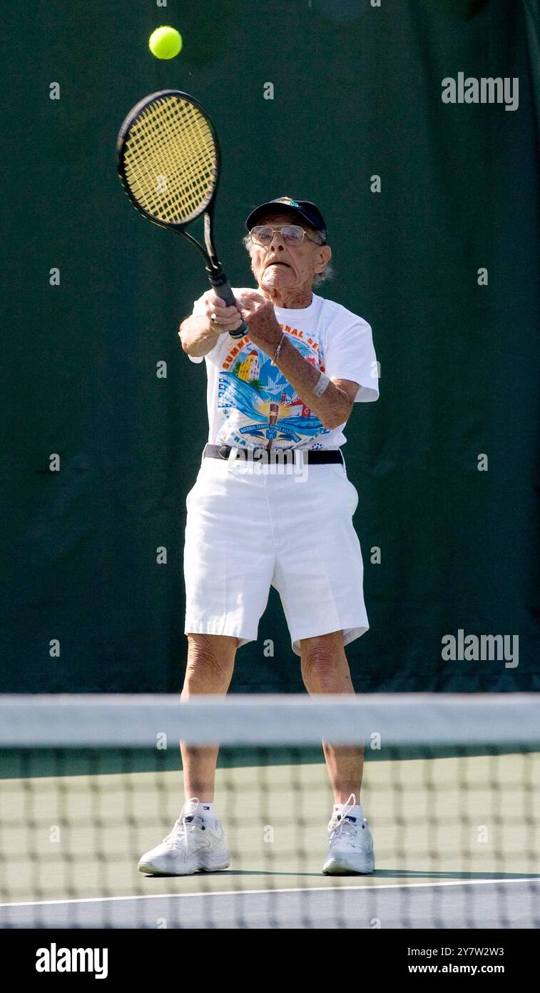 Stanford, Californie ,--Roger gentilhomme, 100 ans de New Bedford, ma, retourne la balle à James Kales, 94 ans de Bonita Springs, FL, le mardi 11 août 2009 hommes plus de 90 matchs de tennis en simple aux Jeux nationaux seniors d'été 2009 au Taube Family Tennis Stadium de l'Université Stanford. Roger gentilhomme est le plus vieux compétiteur dans les matchs Senior et participera au tennis le matin et au bowling l'après-midi. Banque D'Images