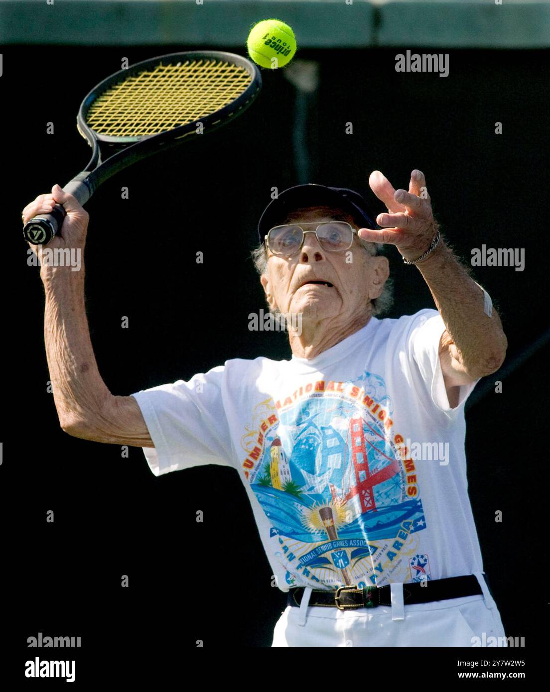 Stanford, Californie ,--Roger gentilhomme, 100 ans de New Bedford, ma, retourne la balle à James Kales, 94 ans de Bonita Springs, FL, le mardi 11 août 2009 hommes plus de 90 matchs de tennis en simple aux Jeux nationaux seniors d'été 2009 au Taube Family Tennis Stadium de l'Université Stanford. Roger gentilhomme est le plus vieux compétiteur dans les matchs Senior et participera au tennis le matin et au bowling l'après-midi. Banque D'Images