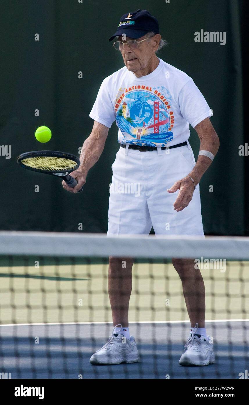 Stanford, Californie ,--Roger gentilhomme, 100 ans de New Bedford, ma, retourne la balle à James Kales, 94 ans de Bonita Springs, FL, le mardi 11 août 2009 hommes plus de 90 matchs de tennis en simple aux Jeux nationaux seniors d'été 2009 au Taube Family Tennis Stadium de l'Université Stanford. Roger gentilhomme est le plus vieux compétiteur dans les matchs Senior et participera au tennis le matin et au bowling l'après-midi. Banque D'Images