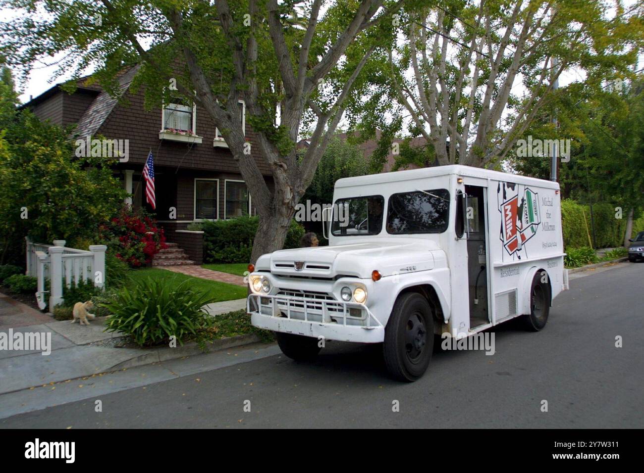 Foster City, Californie : un laitier dans la région de la baie fait son tour dans un camion de lait Ford T500 blanc de 1960. Il a trois camions et deux employés et attribue son succès à un service rapide et à des valeurs démodées. Les clients peuvent soit appeler dans leur commande ou laisser une note précisant leurs besoins à la porte d'entrée. Octobre 2001. ML Banque D'Images