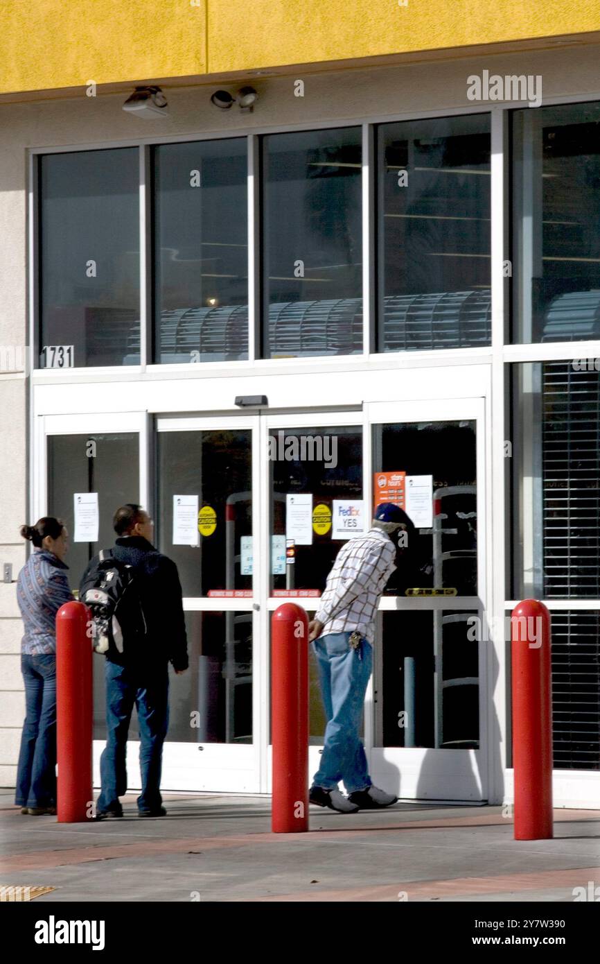 East Palo Alto, Calif.,--- L'extérieur du magasin East Palo Alto circuit City qui est l'un des 155 magasins que Richmond, va entreprise basée sur le plan de fermer. Selon le New York Times circuit City n'a réalisé de bénéfices que pour un trimestre en 2008. Photo prise le mardi 4 novembre 2008. Banque D'Images