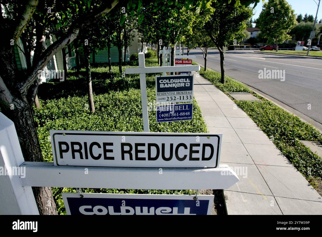 Sunnyvale, CA.,--Une grande collection de panneaux immobiliers à l'extérieur d'un complexe de condos sur Fair Oaks Blvd à Sunnyvale. Les ventes de maisons dans la Silicon Valley ont augmenté de 30 % en mars 2008. Banque D'Images