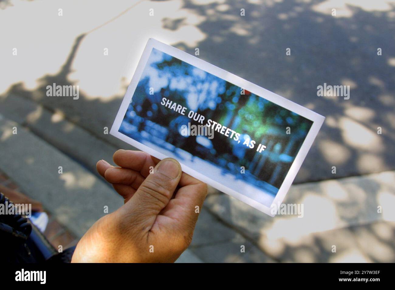 Palo Alto, Calif.,--agent de police de Palo Alto Curtiss Jackson, détient une enveloppe avec un coupon pour des marchandises gratuites allant d'une tasse un café aux repas de restaurant. La police de Palo Alto surveille les citzens qui accomplissent des actes de gentillesse avec des remerciements et un coupon. Les officiels espèrent que le programme portera ses fruits avec des rues plus sûres selon les statistiques compilées par la California Highway Patrol. Banque D'Images