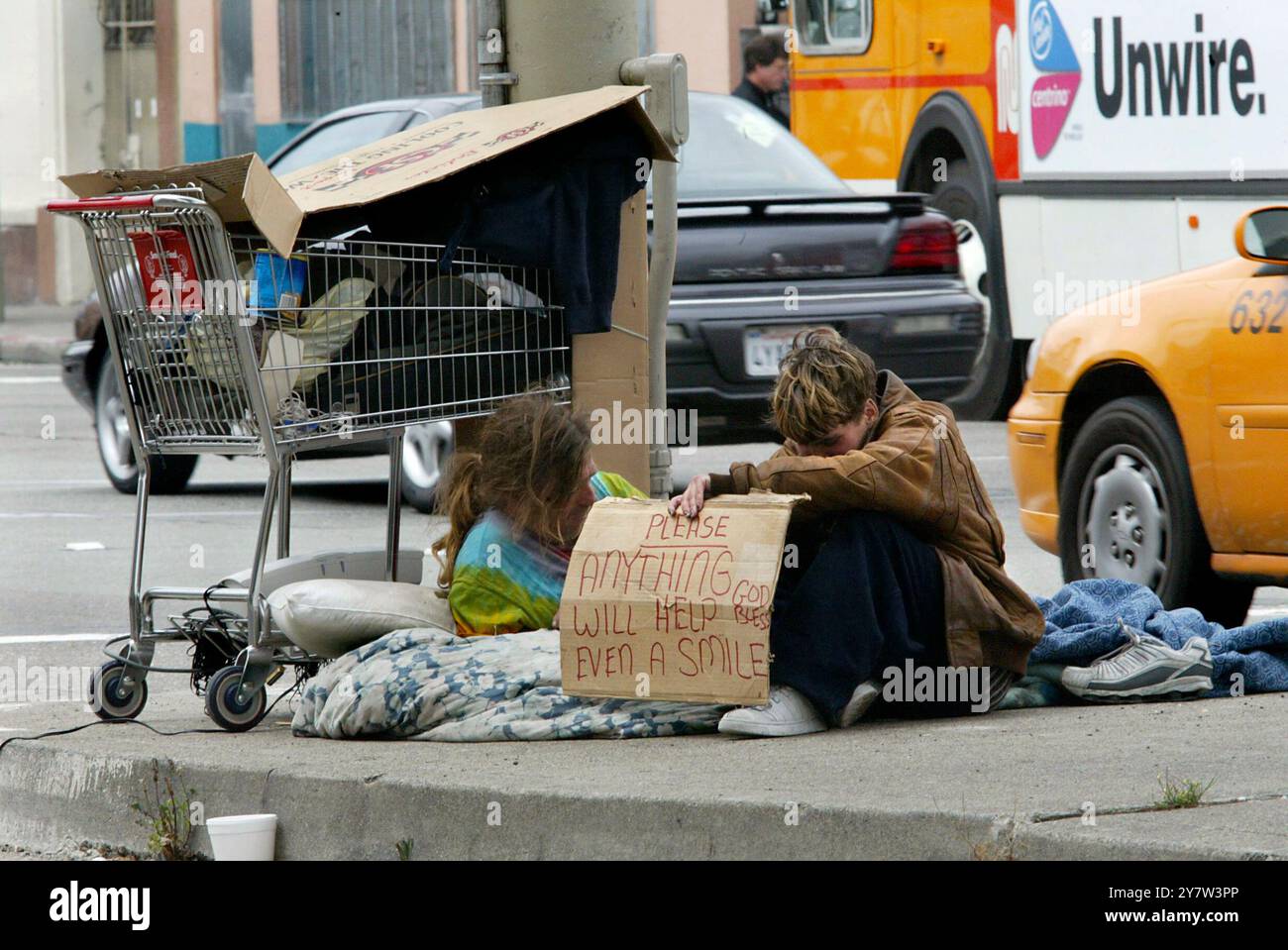 San Francisco, Calif,---Un couple appelle à la maison au coin de South Van Ness et Mission Streets à San Francisco le jeudi 12 juin 2003 et demande des dons. La proposition N qui, telle qu'approuvée par les électeurs lors de l'élection de novembre dernier, réduirait les paiements en espèces aux sans-abri de 339 $ à 59 $ par mois. Les tribunaux ont jugé que la proposition N était illégale et que les superviseurs de San Francisco devaient proposer un plan alternatif pour traiter les sans-abri d'ici le 1er juillet. Le couple ne voulait pas me donner leurs noms. Banque D'Images