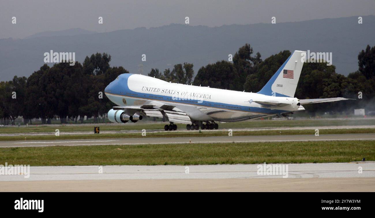 Mountain View, Californie., le président George W. Bush arrive sur Air Force One à Moffett Field, le 21 avril 2006, pour visiter Cisco Systems à San Jose et plus tard pour visiter Stanford University Hoover institution. Banque D'Images