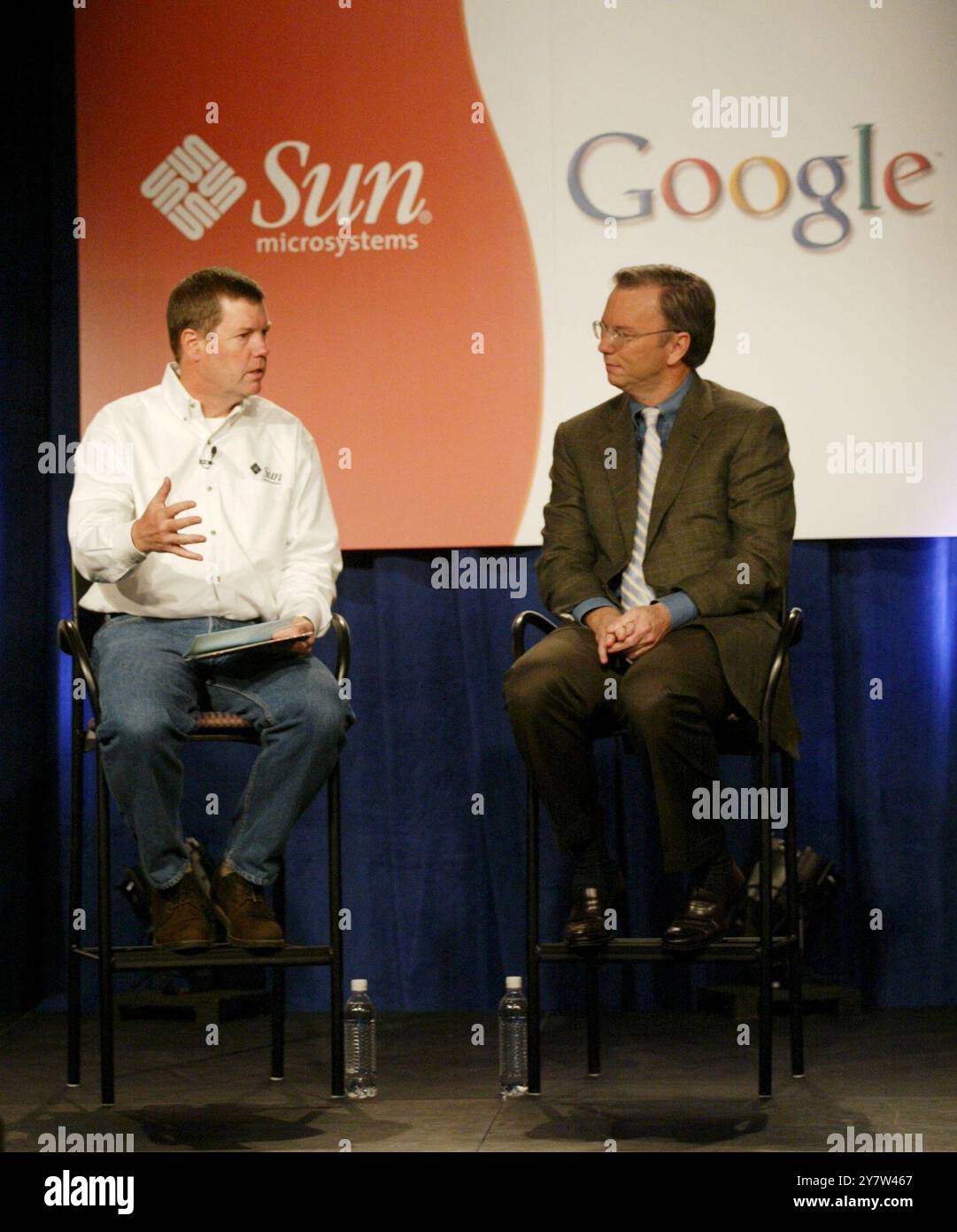 Mountain View, CA Scott McNealy, président-directeur général de Sun Microsystems, et Eric Schmidt, président-directeur général de Google, tiennent une conférence de presse le mardi 4 octobre 2005 pour annoncer un accord de promotion et de distribution de leurs technologies logicielles. L'objectif est de rendre l'environnement d'exécution Java de Sun, la barre d'outils Google et OpenOfficer.org disponibles sur Internet. Banque D'Images