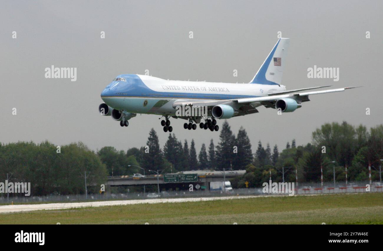 Mountain View, Californie., le président George W. Bush arrive sur Air Force One à Moffett Field, le 21 avril 2006, pour visiter Cisco Systems à San Jose et plus tard pour visiter Stanford University Hoover institution. Banque D'Images
